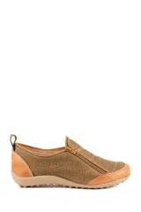 Zapato de cuero artesanal con diseño calado, color beige combinado con tostado, cierre lateral diagonal y suela de goma.