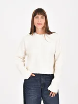 Buzo de punto color blanco hueso, con cuello redondo, mangas largas y diseño de trenzas.