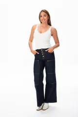 Pantalón de jean azul oscuro, de corte ancho, con bolsillos frontales y traseros. Presenta cierre frontal con botones dorados.