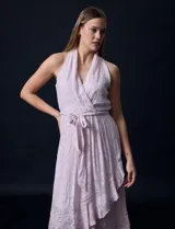 Vestido largo de gasa color lila con estampado floral, escote halter y lazo en la cintura.