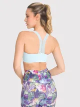 Top deportivo de soporte medio en color celeste, con diseño de espalda con tirante central grueso y detalles de encaje en la banda inferior y los tirantes. Incluye almohadillas removibles.