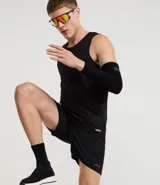 Bermuda masculina color gris oscuro con textura de microperforaciones, cintura elástica con cordón ajustable y bolsillos.