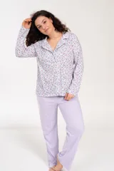 Pijama de dos piezas, compuesto por una camisa de manga larga con botones y cuello clásico, estampada con flores pequeñas en tonos lila y verde sobre fondo blanco, y un pantalón liso color lila con cintura elástica.