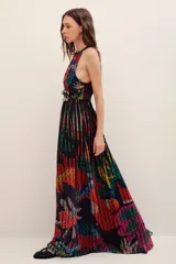 Vestido largo con cuello halter y escote cerrado, con diseño plisado y estampado multicolor con detalles abstractos y florales. Presenta un aplique bordado decorativo en la cintura.