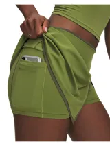 Falda pantalón deportiva Under Armour modelo Meridian Mesh Skort, de color verde oliva, con shorts integrados, diseño cruzado con abertura lateral y pretina SmoothSculpt.