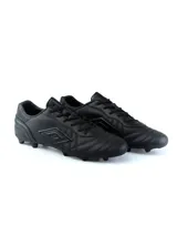 Championes de fútbol Umbro modelo Touch FG, color negro con detalles en turquesa. Presentan el logo de la marca en el lateral y suela con tapones para terreno firme.