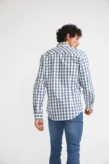 Camisa de manga larga con cuello clásico y cierre frontal abotonado. Presenta un estampado de cuadros en tonos azul marino y rojo. Confeccionada en algodón, cuenta con un corte slim fit y logo bordado en el pecho.