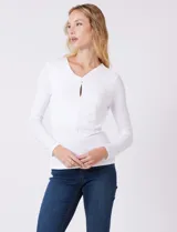 Remera blanca de modal con escote en V entrelazado y abertura tipo ojal, de manga larga.