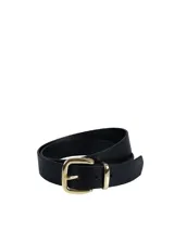 Cinturón negro de cuero sintético con hebilla metálica dorada de forma rectangular.