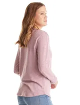 Buzo de tejido fino con escote henley y cierre de botones. Presenta detalles acanalados en hombros, puños y ruedo, con una silueta cómoda y terminación redondeada en la parte inferior.