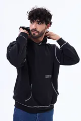 Buzo tipo canguro de felpa color negro, con capucha y bolsillo frontal. Presenta costuras a la vista en color blanco y una estampa gráfica en la espalda con la palabra 'GLOBAL' dentro de un óvalo y la frase 'STYLE IS FOR EVERYONE'.