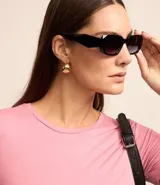 Blusa básica color mostaza, con escote redondo y manga corta.