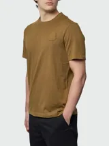 Remera de algodón Moncler color marrón con cuello redondo, manga corta y parche con logo bordado en el pecho.