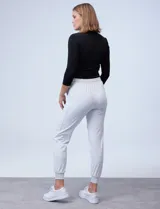Pantalón jogger color beige, marca Zac & Rachel, con pretina ancha elastizada, lazo de ajuste, bolsillos delanteros y puños elastizados en los tobillos.