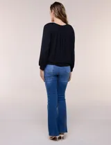 Blusa de modal y elastano color blanco, de silueta holgada, escote redondo amplio con elástico interno fruncido y mangas largas fluidas con puños ajustados.