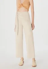 Pantalón color beige de corte recto, con cintura alta y lazo lateral.