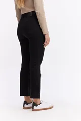 Jean de corte recto y tiro alto, color negro, con terminación de ruedo desflecado y largo crop.