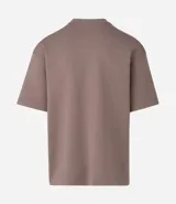 Remera de corte oversize confeccionada en tejido de algodón y poliéster, con cuello redondo, manga corta y sisa desplazada. Diseño liso sin estampas.