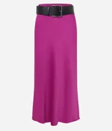 Pollera midi de satén de viscosa color fucsia, con cintura alta y modelado ajustado con leve evasé. Incluye cinturón ancho con hebilla.