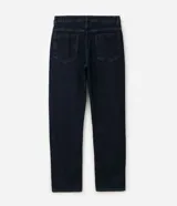 Pantalón de jean corte recto con lavado oscuro uniforme, confeccionado en algodón con elastano. Presenta cintura con presillas, cierre frontal con botón y cremallera, y bolsillos funcionales delanteros y traseros.