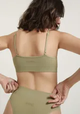 Top básico de tejido acanalado con breteles finos y escote en V, diseñado sin costuras para mayor comodidad.