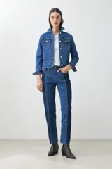 Pantalón chupín de denim azul con dos tonos de azul.
