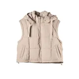 Campera multifunción modular de nylon matelaseado color taupe. Diseño versátil con sistema de cierres que permite transformarla en cuatro versiones: campera larga, campera corta, chaleco largo y chaleco corto. Cuenta con capucha desmontable, cierre frontal completo y bolsillos laterales.