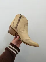 Bota texana de caña baja confeccionada en cuero vacuno con acabado estilo vintage, forrada interiormente en cuero. Presenta punta cuadrada y taco cuadrado de madera.