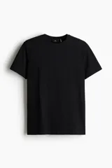 Remera de punto liviano color negro, con cuello redondo y mangas cortas. Diseño slim fit de corte entallado y bajo recto.