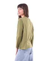 Remera de manga larga color beige, con cuello redondo y estampado frontal que dice "Magic is something you make" en color lila.