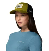 Gorro trucker con visera y panel frontal de color verde oliva, paneles traseros de malla en color gris oscuro y cierre snapback ajustable de plástico.