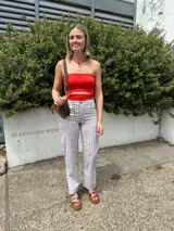 Top strapless rojo con corte en la cintura.