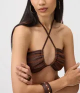Top de bikini bandeau marrón con tirantes cruzados al cuello y diseño fruncido con detalles bordados en contratono.