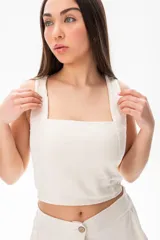 Top corto crudo con breteles anchos y escote cuadrado.