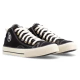 Zapatillas de media caña John Foos modelo 164 Flashback, reedición de los años 90 por el 40 aniversario de la marca. Capellada y caña de lona reteñida negra con bordado de logo retro gris plata. Cordones chatos de algodón crudo y suela de caucho vulcanizado color crudo con doble filete negro.