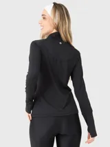 Buzo deportivo negro de tela suave y delgada con medio cierre frontal, mangas largas con orificios para los pulgares y logo estampado en el pecho.