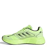 Championes de running Adidas modelo Galaxy Star, color verde neón con detalles en negro. Presentan exterior de malla transpirable, mediasuela con tecnología Cloudfoam para mayor amortiguación y cierre con cordones.