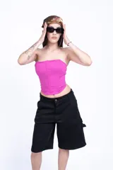 Corset fucsia con ballenas verticales y escote recto.