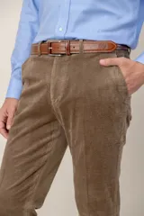 Pantalón de pana de corte clásico, color tostado, con cierre de botón y cremallera, bolsillos laterales y traseros.