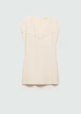 Vestido corto de color crudo con cuello en pico, manga corta y detalle de bordado calado en el pecho. Presenta un diseño evasé y cierre de cremallera invisible en la parte posterior.