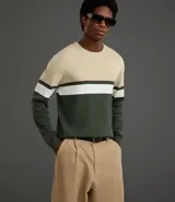 Suéter masculino de cuello redondo y manga larga, con diseño de bloques de color en tonos beige, blanco y verde oscuro. Confeccionado en tejido de viscosa y poliamida, presenta un corte regular anatómico.