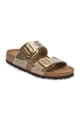 Sandalias Birkenstock Sydney color taupe con hebillas doradas.