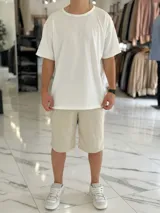 Bermuda deportiva de corte baggy y estilo jogging, en color beige, con bolsillos laterales y cintura elástica.