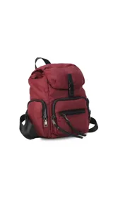 Mochila de nylon color gris azulado, con tapa superior y cierre de broche metálico. Cuenta con un bolsillo frontal con cierre y bolsillos laterales con cierre, además de correas regulables para la espalda y asa superior de mano.