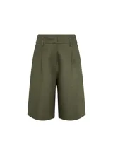 Bermuda verde oliva de lino, con corte entallado, cinturilla con trabillas, cierre de cremallera frontal con corchetes, pliegues delanteros, bolsillos de parche y un cordón a juego.