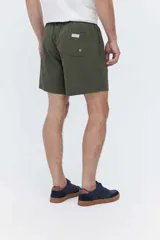 Short de baño bordó liso, de corte largo, con cintura elástica ajustable mediante cordón, bolsillos laterales y un pequeño logo estampado en el lateral.