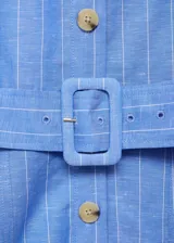 Vestido midi sin mangas confeccionado en mezcla de algodón y lino. Presenta cuello camisero, cierre frontal con botones y cinturón ajustable con hebilla a tono. Diseño de corte evasé con estampado de rayas verticales.