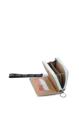 Billetera corta de diseño capitoneado con cierre perimetral y solapa frontal. Cuenta con compartimentos internos para tarjetas y billetes, e incluye una correa de mano desmontable.