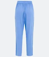 Pantalón fluido celeste de corte recto, confeccionado en mezcla de viscosa y lino. Posee cintura elástica con cordón de ajuste y bolsillos laterales.