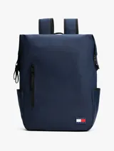 Mochila azul marino con acabado liso, compartimento principal con cierre de cremallera, bolsillo frontal vertical con cremallera, dos bolsillos laterales para botellas y correas ajustables. Incluye parche engomado con el logo de Tommy Jeans en la parte delantera.